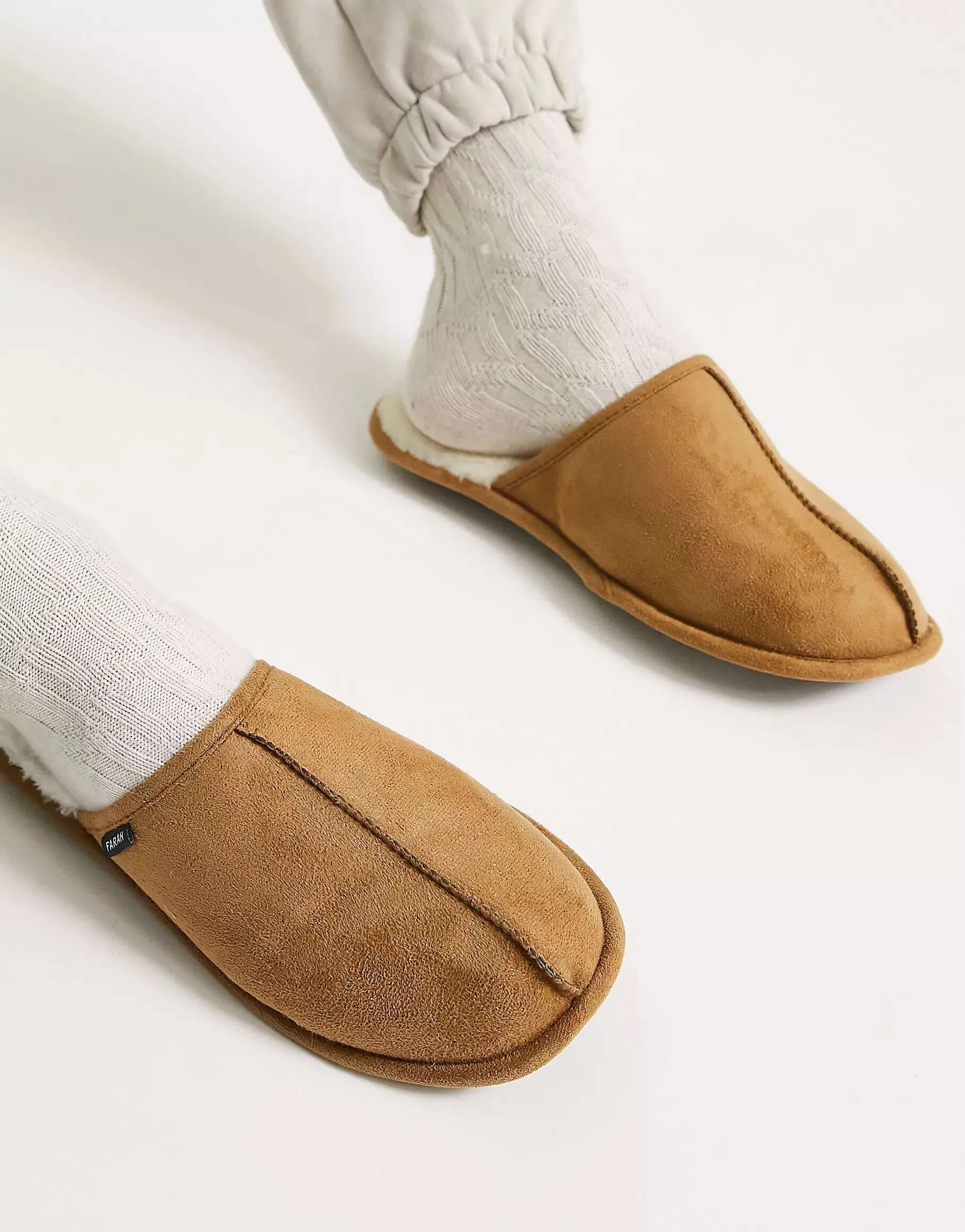 Farah slip-ons in light brown with cream faux fur lining